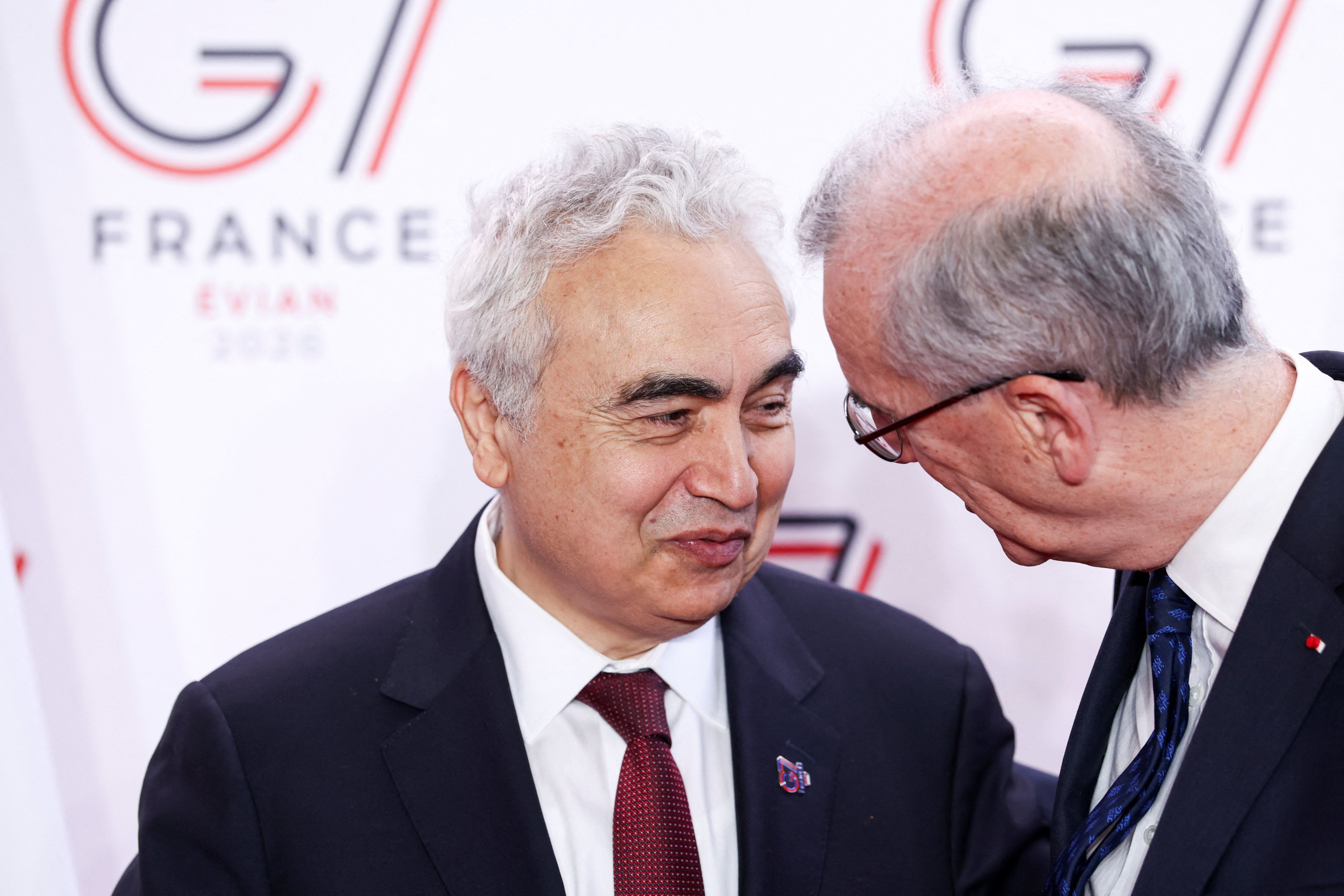 فاتح بیرول، مدیرکل آژانس بین&zwnj;المللی انرژی، سمت چپ