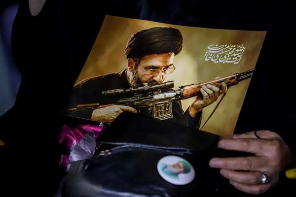 رسانههای ایران از دیدار فرمانده قرارگاه خاتمالانبیا با مجتبی خامنهای خبر دادند