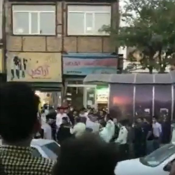 جمعی از مردم رباط کریم روز چهارشنبه تجمع اعتراضی برگزار کردند