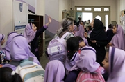 مادر بیروسری، دختر مقنعهپوش
