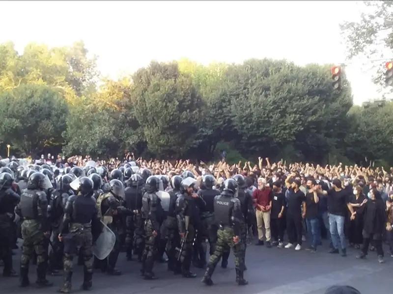 النظام الإيراني يستمر في ضغوطه على أهالي ضحايا الانتفاضة الشعبية ويعتقل العشرات