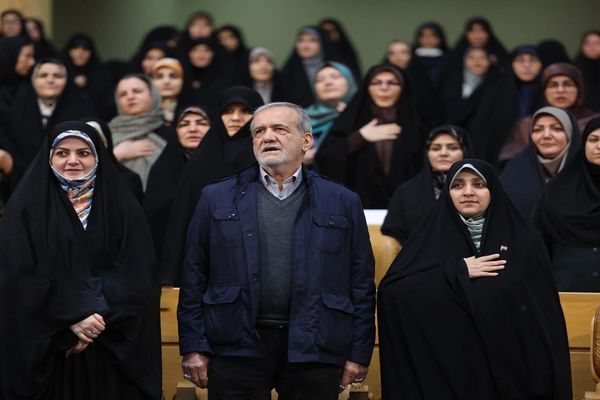 الرئيس الإيراني: البعض ينظر إلى النساء كـ "فزّاعات" ومن لا يرى مكانتهن فهو أعمى