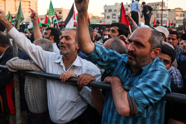 برلماني إيراني بارز: النخب والمؤيدون للثورة يطالبون بالقنبلة النووية