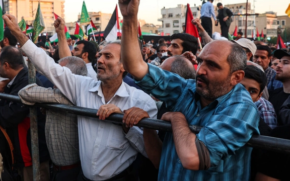 برلماني إيراني بارز: النخب والمؤيدون للثورة يطالبون بالقنبلة النووية