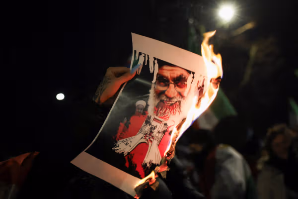 جيروزاليم بوست": أميركا تعزز وجودها العسكري في المنطقة.. وكراهية الإيرانيين للنظام تتعمق