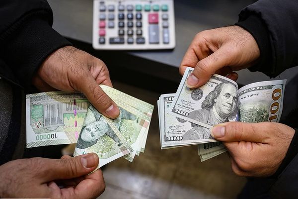 لماذا يستمر ارتفاع سعر العملات الصعبة في إيران؟