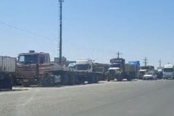 احتجاجًا على المشكلات المعيشية والمهنية.. إضراب سائقي الشاحنات في إيران يدخل يومه الخامس