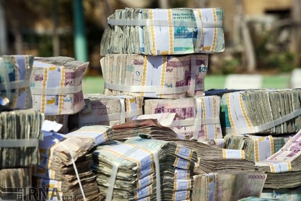 "المركزي الإيراني": زيادة السيولة بنسبة 37 % خلال عام واحد من إدارة "رئيسي"