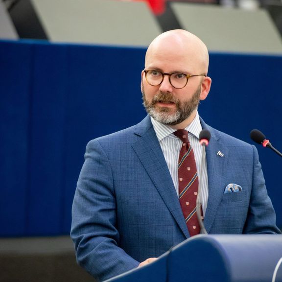 عضو پارلمان اروپا: ایرانیان مقابل ملایان قاتل ایستادهاند، اروپا در سمت درست تاریخ بایستد