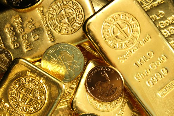 قیمت طلا با اعلام تعرفههای ترامپ علیه چین دچار نوسان شد