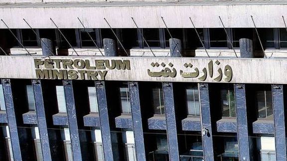 برلماني إيراني يعلن بدء التحقيق في تهريب 20 مليون لتر من البنزين يوميًا