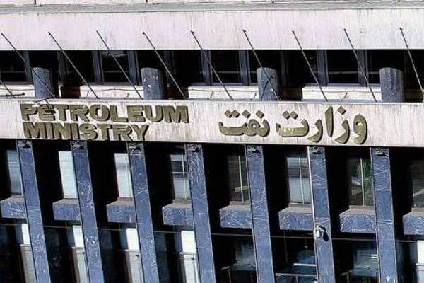 برلماني إيراني يعلن بدء التحقيق في تهريب 20 مليون لتر من البنزين يوميًا