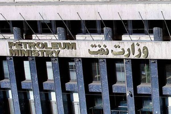 برلماني إيراني يعلن بدء التحقيق في تهريب 20 مليون لتر من البنزين يوميًا