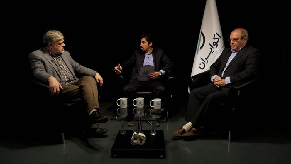 Conservative pundit Mohammad Mohajeri (left) and reformist commentator Abbas Abdi (right)