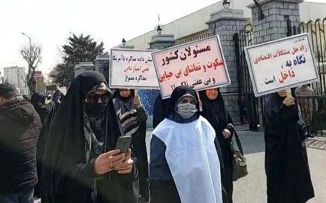 روزنامه کیهان: حکومت برای نجات برخی جوانان از بلای بیحجابی کاری کند