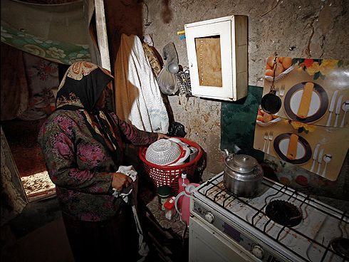 روزنامه همشهری: برای شادی به جای خرید وسایل، تابلو را جابجا یا رومیزی را عوض کنید