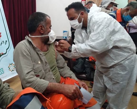 کیانوش جهانپور: آزمایش واکسن ایرانی-کوبایی کرونا روی افراد کذب است