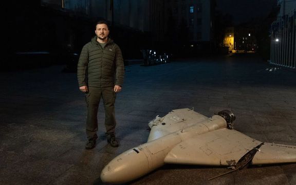 زيلينسكي بجانب حطام طائرة مسيرة إيرانية