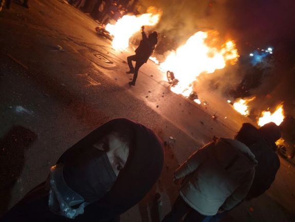 مقتل طفل في "تشالوس" واستمرار الاعتقالات الواسعة وقمع المحتجين في عدة مدن بإيران