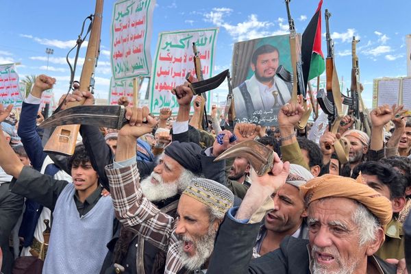 Yemen’s Houthis ban mobile phones for leaders