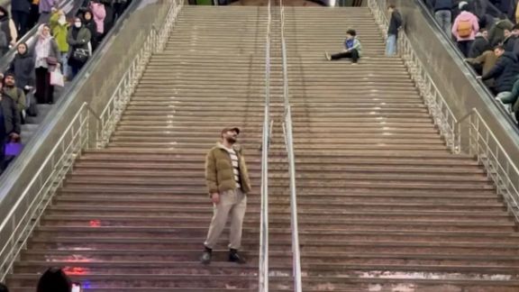 ویدیوی اعتراف اجباری «آزاد»، خواننده معترض در متروی تهران، در بازداشت ضبط شده است