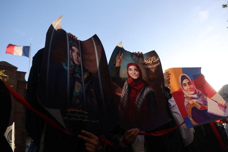 مهدیه اسفندیاری در پی حکم دادگاه فرانسه به طور مشروط آزاد شد