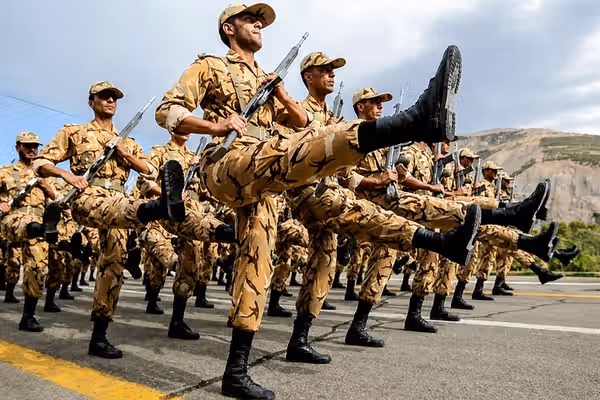 با تشدید حملات آمریکا، برخی سربازان در پیامهایی از غیبت فرماندهان در پادگانها خبر دادند