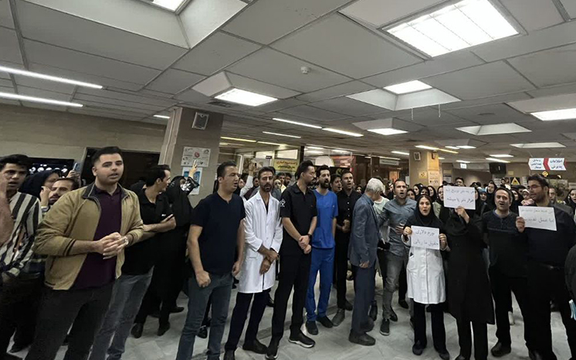 اعتراضات صنفی پرستاران در شهرهای مختلف ایران ادامه دارد