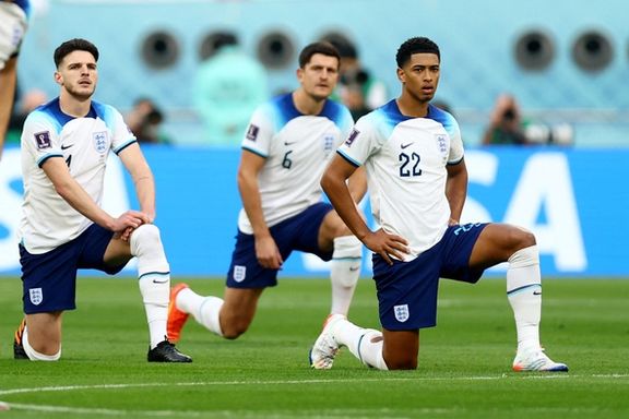 England's Jude Bellingham and Declan Rice take the knee before the match against Iran. (November 21, 2022)