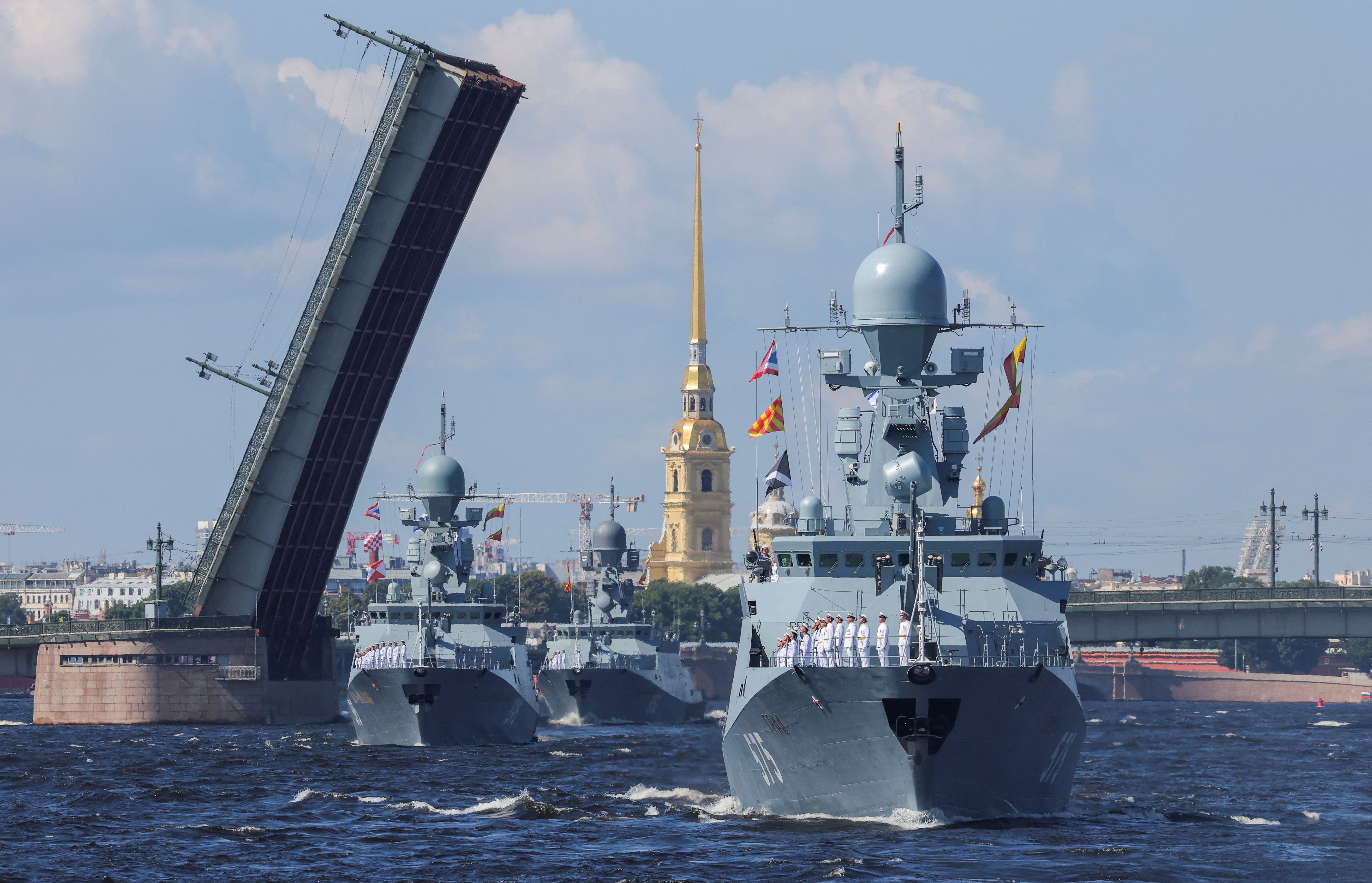 حضور ناوهای جنگی روسیه در آب‌های سن‌پترزبورگ به مناسبت روز نیروی دریایی روسیه، هفتم مرداد