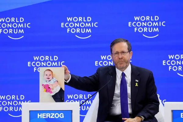 الرئيس الإسرائيلي في دافوس يدعو إلى "تشكيل تحالف قوي للغاية" لمواجهة إيران