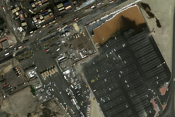 محوطه شماره ۳: قسمت اداری بندر رجایی، آثار خرابی در پارکینگ و سقف ساختمانهای اداری مشهود است