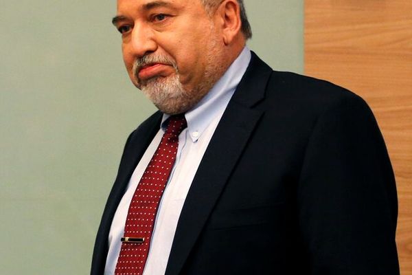 وزير دفاع إسرائيل الأسبق: أنشطة إيران أصبحت "مقلقة للغاية" في الأشهر الأخيرة