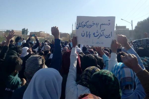 أهالي زاهدان في الشوارع بعد صلاة الجمعة.. وشعارات ضد خامنئي والحرس الثوري الإيراني