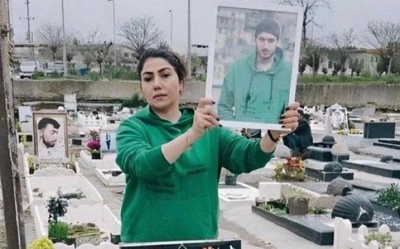 فرزانه برزهکار، مادر دادخواه عرفان رضایی، به ۲ سال حبس و جزای نقدی محکوم شد