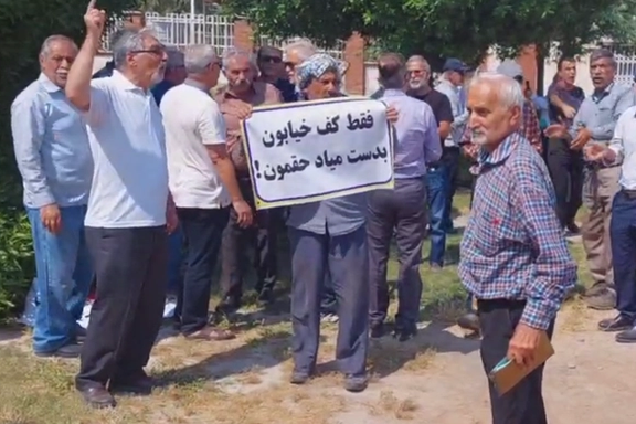 تجمع بازنشستگان با شعارهایی علیه حجاب اجباری و در حمایت از توماج صالحی