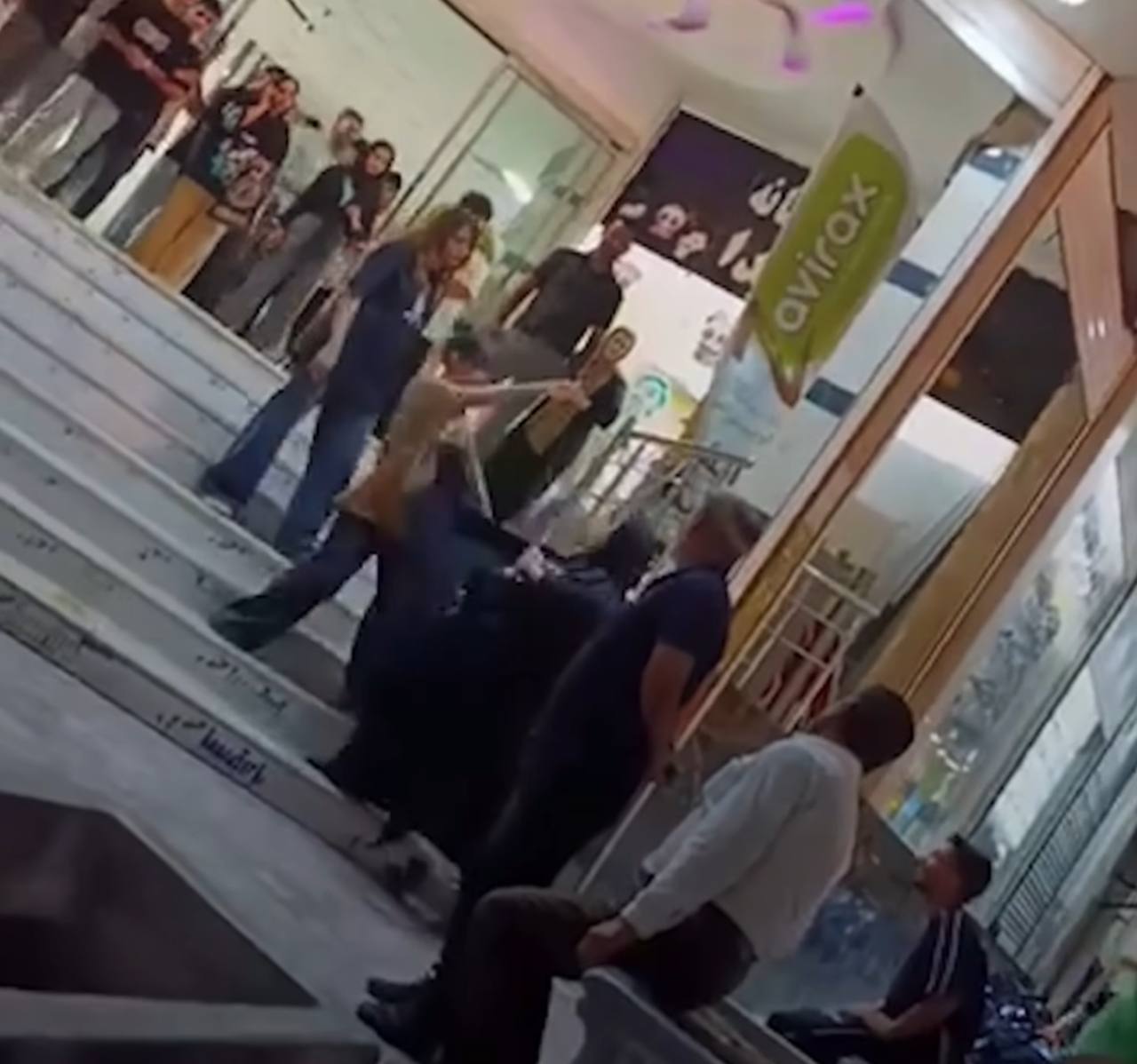 دو دختر نوجوان در فسا در پی درگیری با یک زن «آمر به معروف» بازداشت شدند