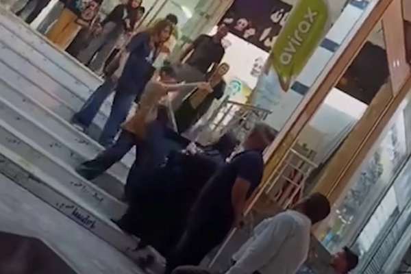 بسبب "الحجاب الإجباري".. اعتقال مراهقتين في إيران بعد شجار مع "آمرة بالمعروف"