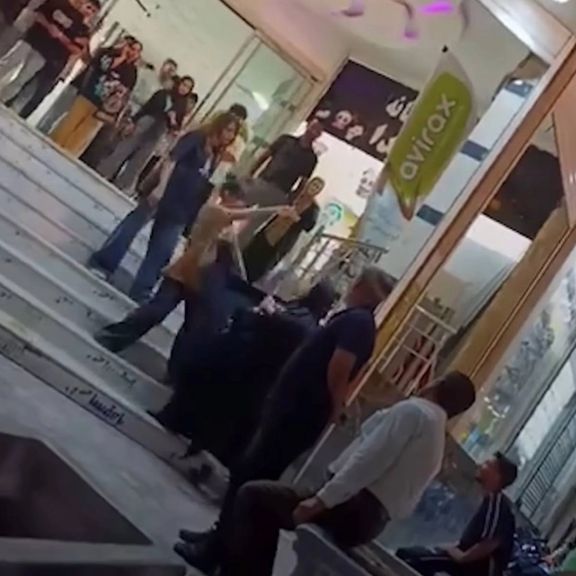 بسبب "الحجاب الإجباري".. اعتقال مراهقتين في إيران بعد شجار مع "آمرة بالمعروف"