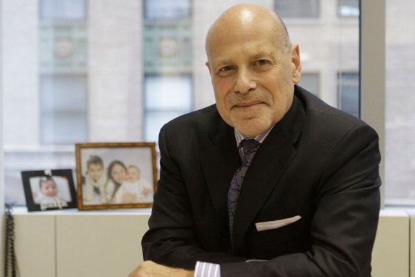 گروگان پیشین سفارت آمریکا در تهران: حکومت مطلقگرای ایران روزی سقوط خواهد کرد