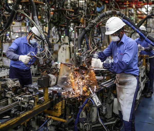 انقطاع التيار الكهربائي بإيران يؤثر على إنتاج ومبيعات الصناعات الكبيرة وقلق من رفع الأسعار