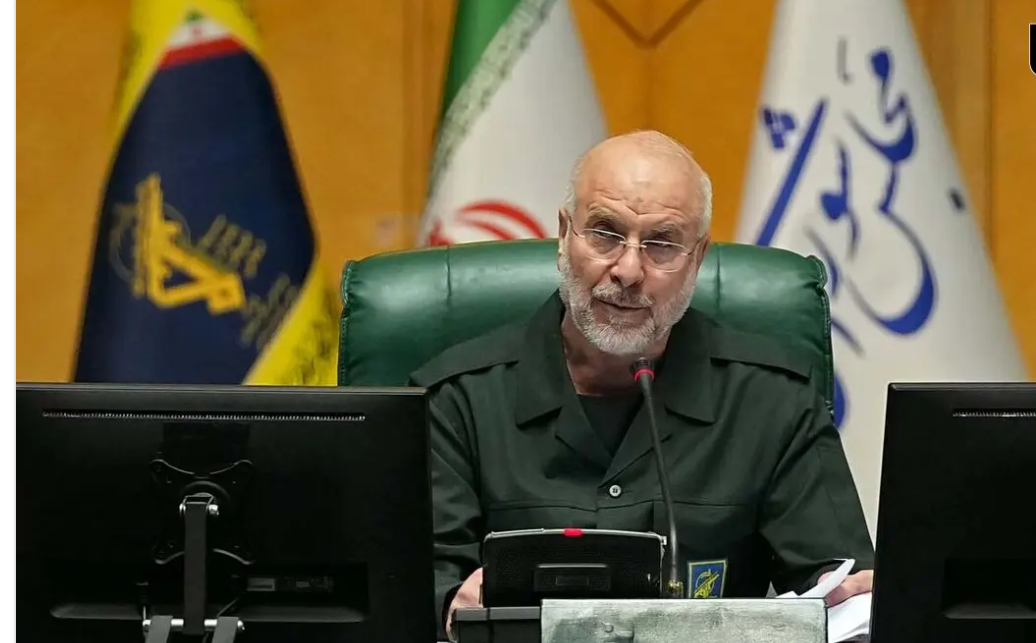 محمدباقر قالیباف در حالی که ریاست جلسه مجلس را بر عهده دارد، با لباس سپاه پاسداران ظاهر شد؛ اقدامی نمادین در حمایت از این نهاد پس از آن‌که اتحادیه اروپا آن را سازمانی تروریستی اعلام کرد