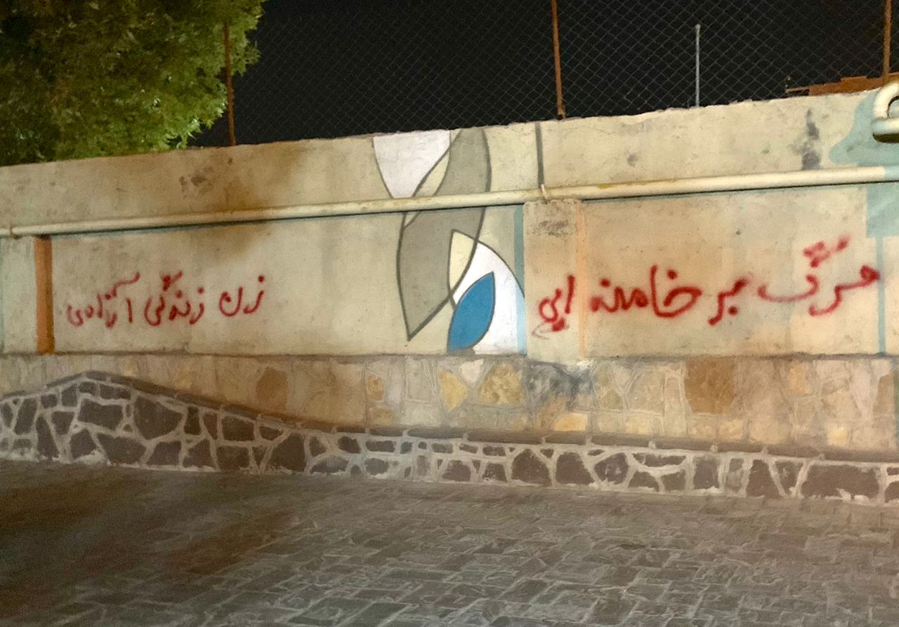 استمرار الانتفاضة العامة في إيران مع كتابة شعارات مناهضة للنظام ونساء بلا حجاب في الشوارع