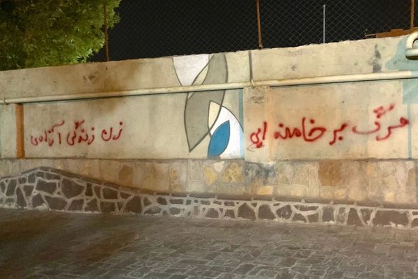 استمرار الانتفاضة العامة في إيران مع كتابة شعارات مناهضة للنظام ونساء بلا حجاب في الشوارع