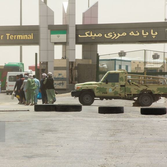 روزنامه شرق در گزارش نوشت پناهندگانی که از ترس طالبان به مرز ایران آمدند، رد مرز شدهاند