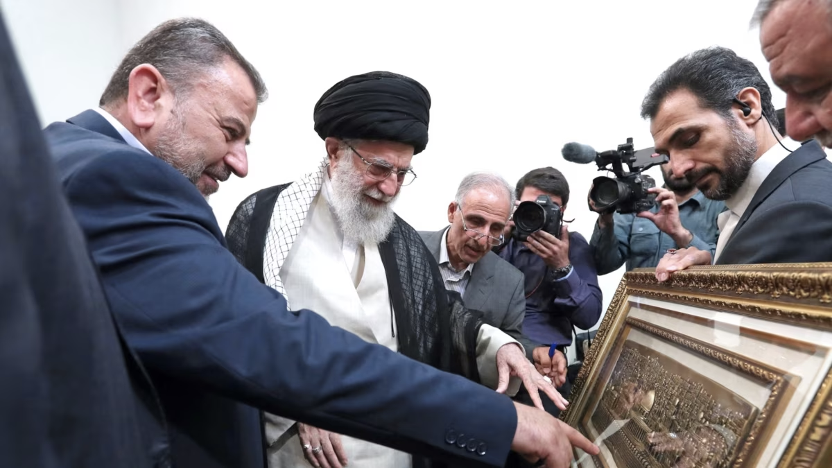 العاروری در کنار علی خامنه‌ای