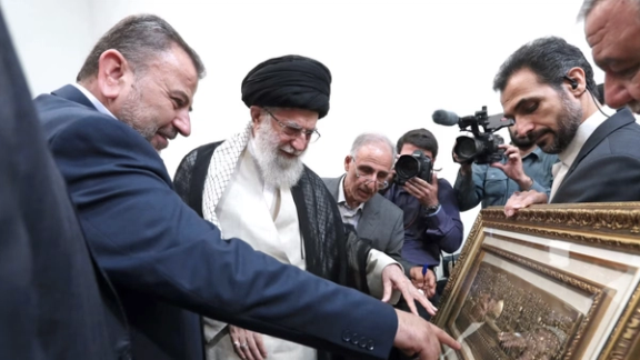 العاروری در کنار علی خامنهای