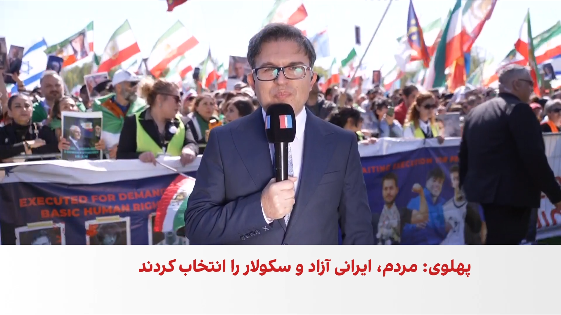 پاشیده شدن مایعی قرمزرنگ به شاهزاده رضا پهلوی در برلین