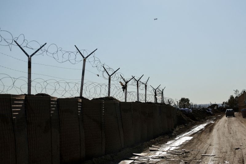 عراق از انتقال ۲۲۵۰ زندانی داعش از سوریه به این کشور خبر داد