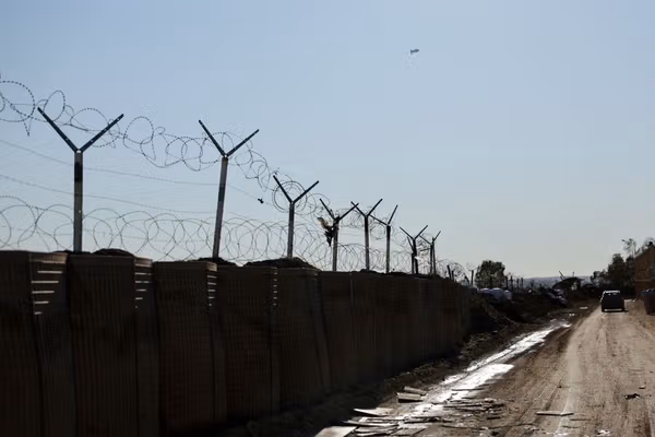 عراق از انتقال ۲۲۵۰ زندانی داعش از سوریه به این کشور خبر داد